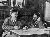Лев Троцкий и Яков Свердлов в вагоне поезда во время поездки на фронт. Осень 1918